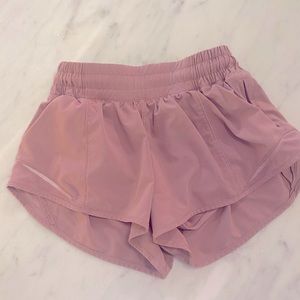 Lululemon Hotty Hot 2.5 shorts size 2 dusky lavender low rise
